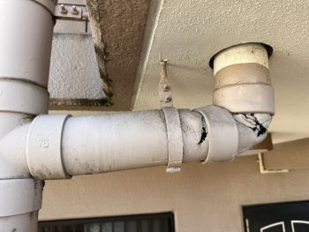 西尾市のアパートにて 配管・エントランスドアの塗装